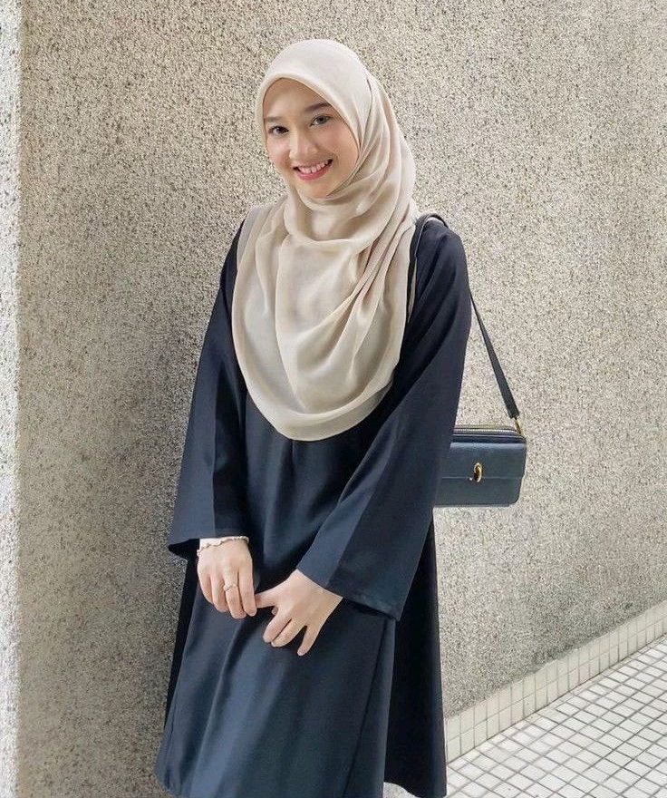 Hijab segi empat menutup dada. Foto: Dok. Pinterest