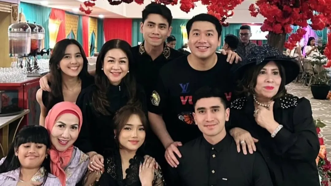 Fuji Ikut Bukber Keluarga Verrell Bramasta, Pacaran?