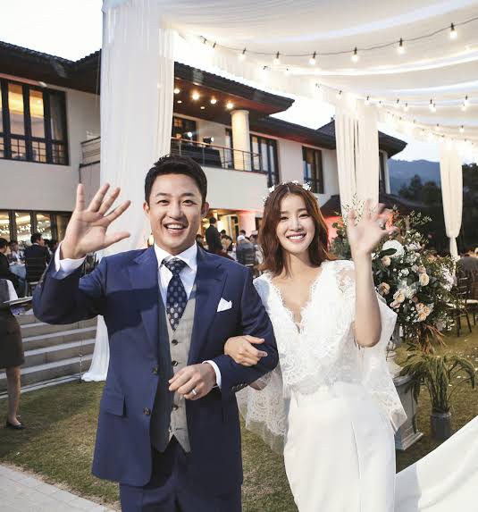 Lee Si Young dan Cho Seung Hyun saat menikah pada 2017. Foto: Dok. Noblesse