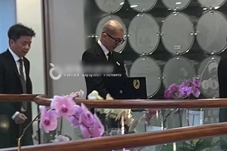 DJ Koo membawa guci berisi abu Barbie Hsu. Foto: Dok. Next Apple