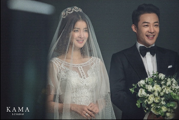 Lee Si Young dan Cho Seung Hyun saat menikah. Foto: Dok. Shinailbo