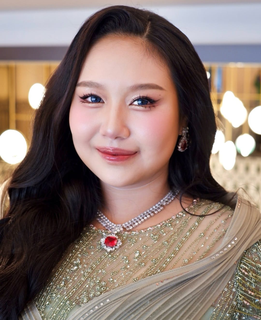 Gaya Sisca Kohl saat menghadiri sangjit Jessica Jane. Foto: Dok. Instagram @mariapangestu