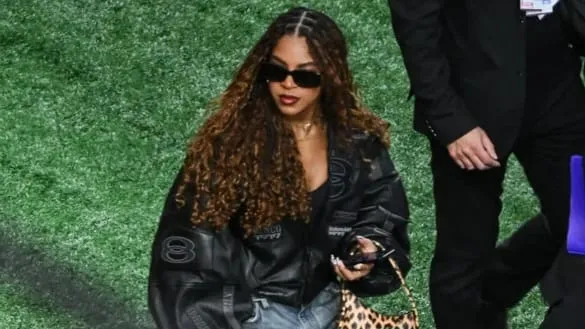 Gaya Cool Girl Anak Beyonce, Pakai Kacamata Hitam saat Malam