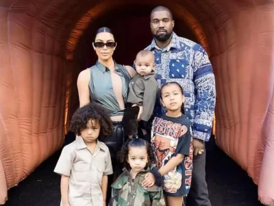 Kim Kardashian dan Kanye West bersama empat anaknya. Foto: Dok. Instagram @kimkardashian