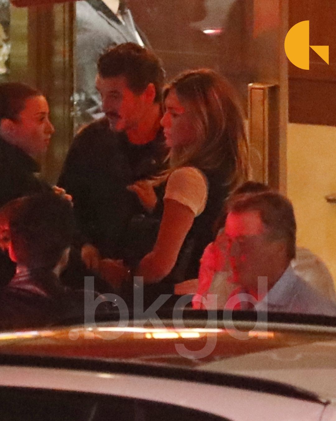 Jennifer Aniston dan Pedro Pascal makan malam bersama. Foto: Dok. X @BackgridUS