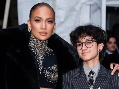 JLo dan anaknya, Emme saat menghadiri premier pertunjukan teater di New York. Foto: Dok. Instagram @jlo