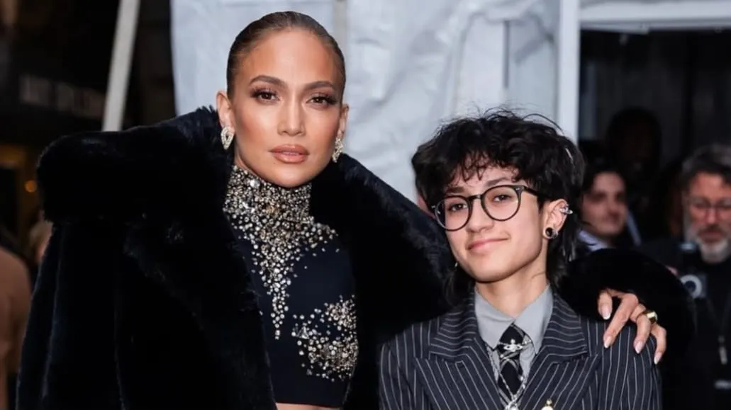 Ibu-Anak Curi Perhatian, JLo dan Emme Tampil Fashionable di Premier Teater