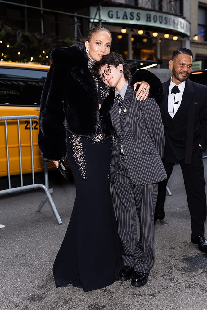Emme memilih setelan jas garis-garis. Foto: Dok. Getty Images