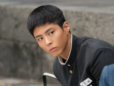 Wajah tampan Park Bo Gum dibuat jadi jelek di 'When Live Gives You Tangerines'. Foto: Dok. X @NetflixKR