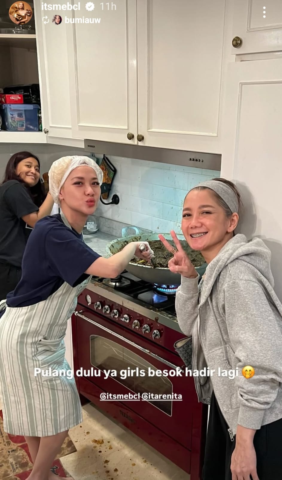 BCL dan MUA Bumiauw memasak rendang bersama. Foto: Dok. Instagram @itsmebcl