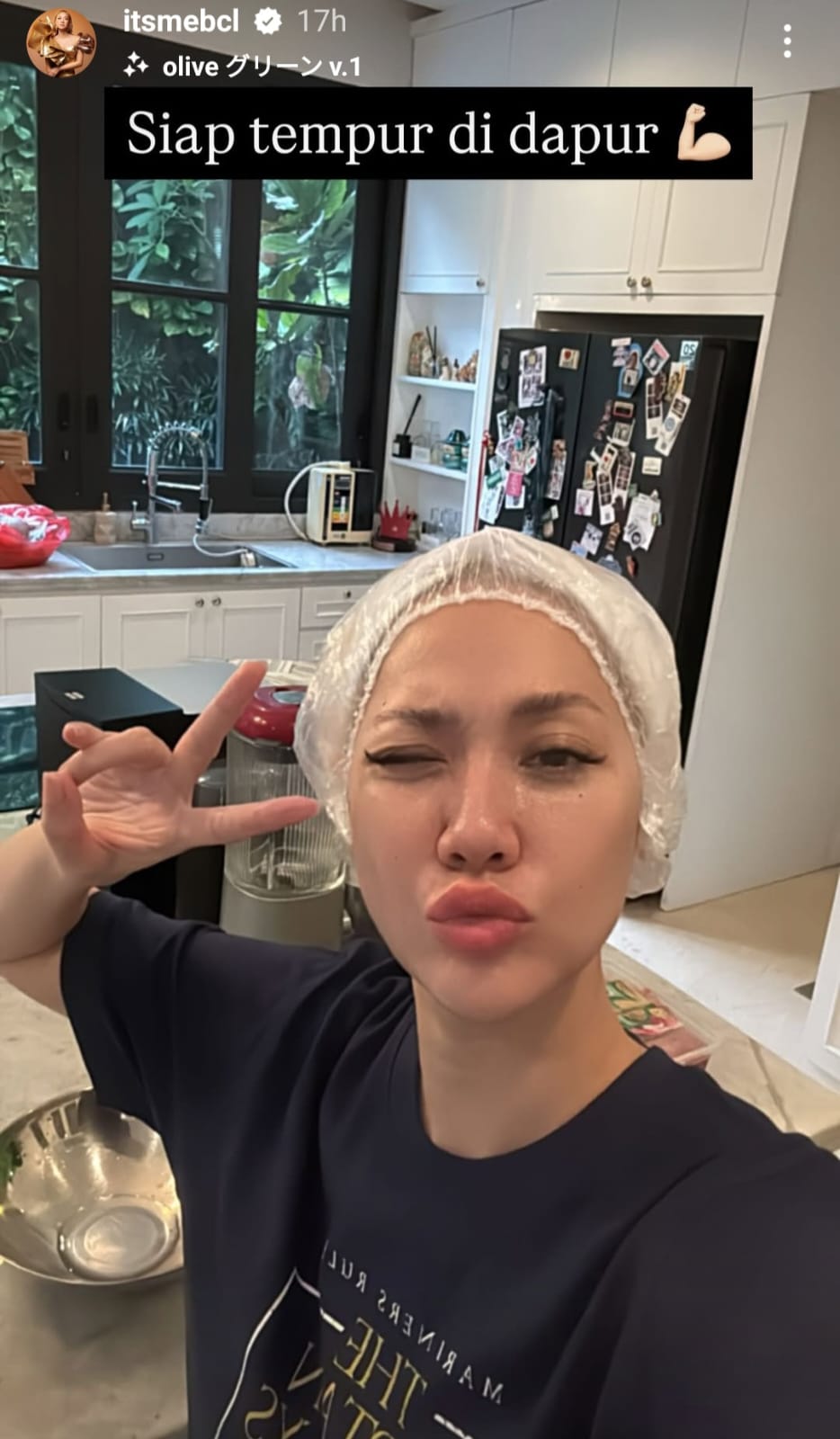 BCL mengenakan 'peralatan tempur' untuk memasak rendang. Foto: Dok. Instagram @itsmebcl