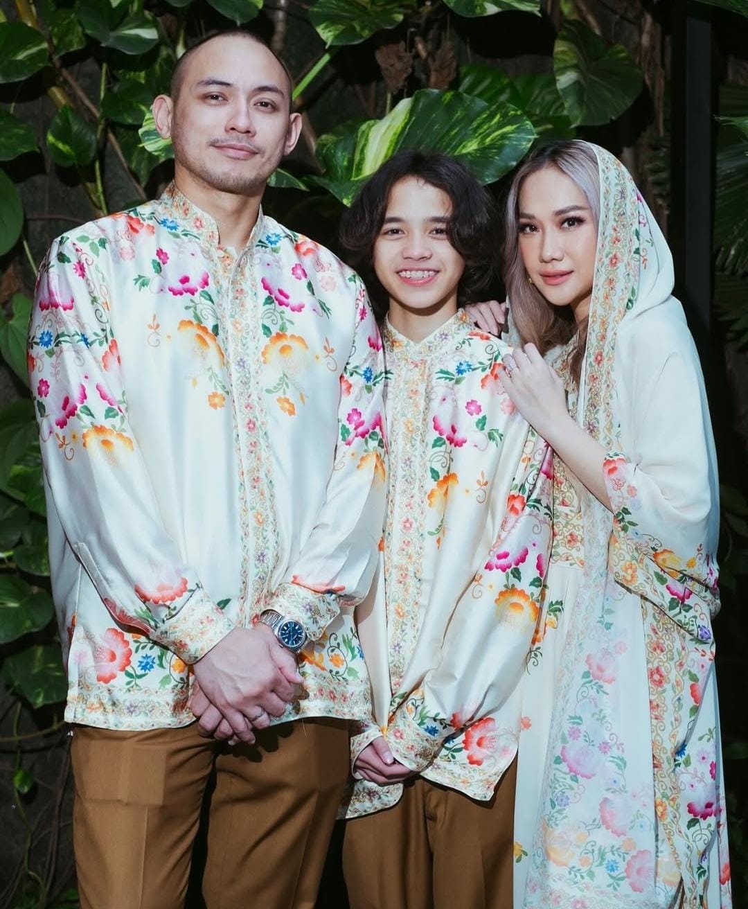 Keluarga BCL dengan baju sarimbit yang colorful. Foto: Dok. Instagram @itsmebcl