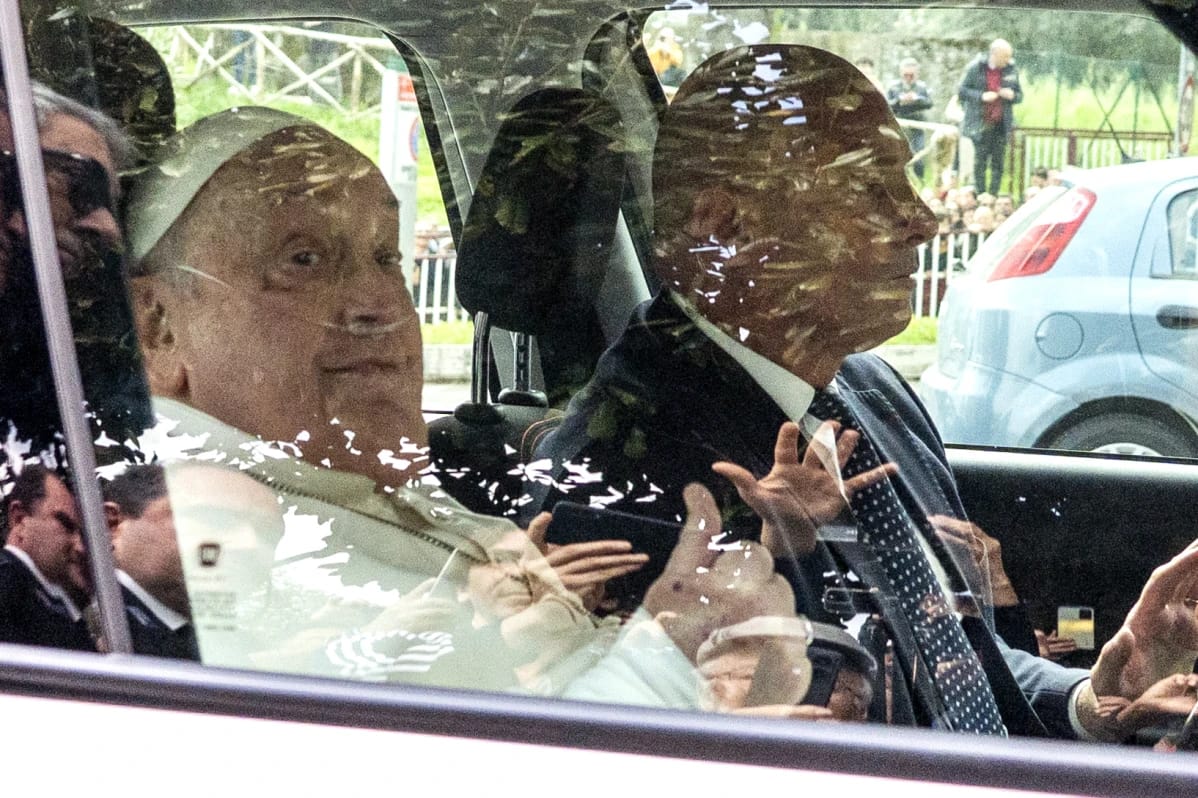 Paus Fransiskus dalam perjalana pulang dari rumah sakit. Foto: Dok. Stefano Costantino/AP
