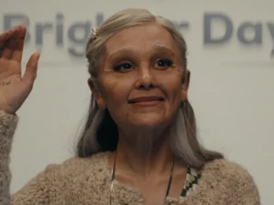 Ariana Grande berubah menjadi nenek-nenek untuk film pendek terbaru. Foto: Dok. YouTube Ariana Grande