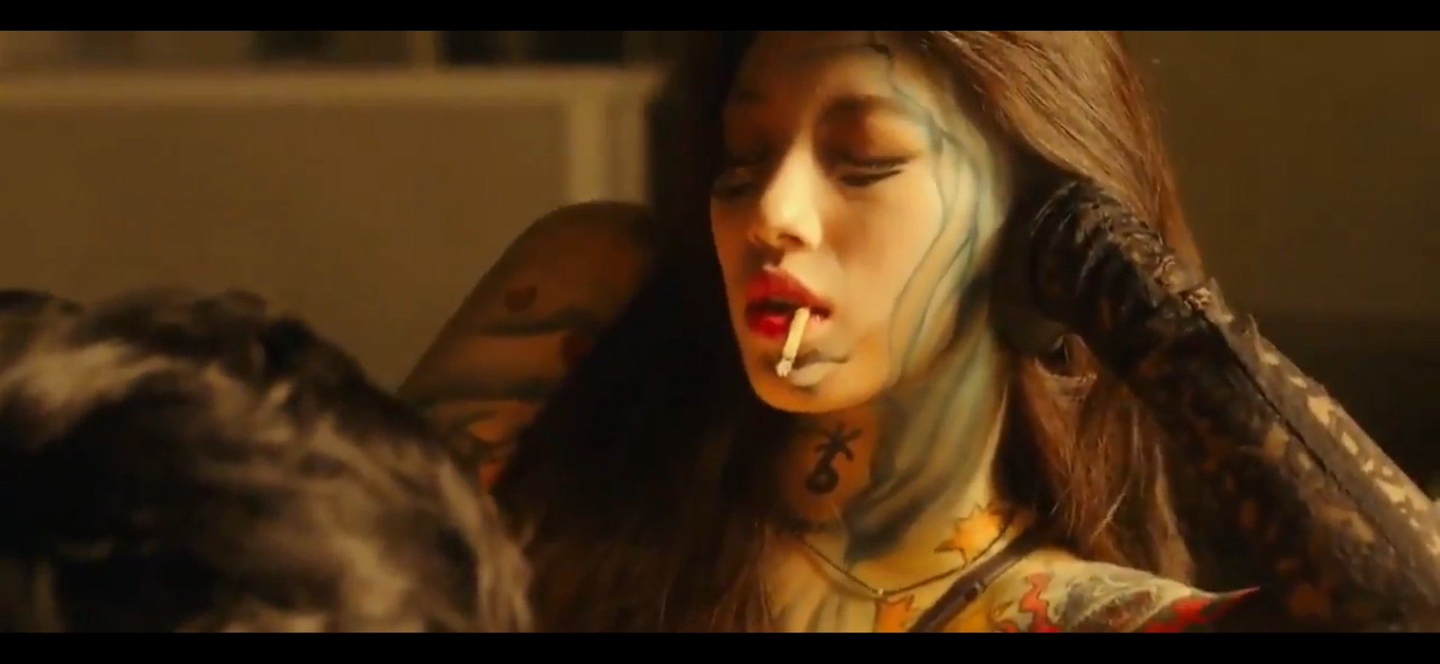 Suzy dengan wajah dan tubuh penuh tato. Foto: Dok. X @kdramatreats