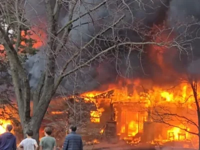 Kecelekaan pesawat di Minnesota hanguskan sebuah rumah. Foto: Dok. Facebook/Mike Deyo