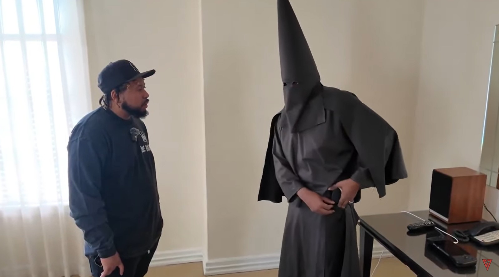 Kanye West berpakaian ala Ku Klux Klan. Foto: Dok. X @Akademiks