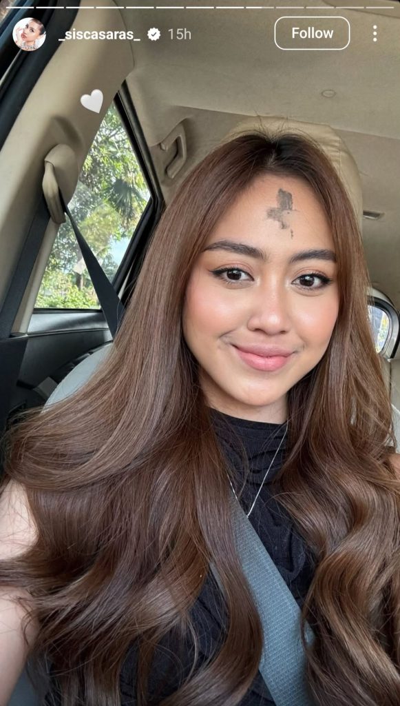 Meski liburan, Sisca Saras tetap mengikuti misa Rabu Abu (Foto: Instagram/_siscasaras_)