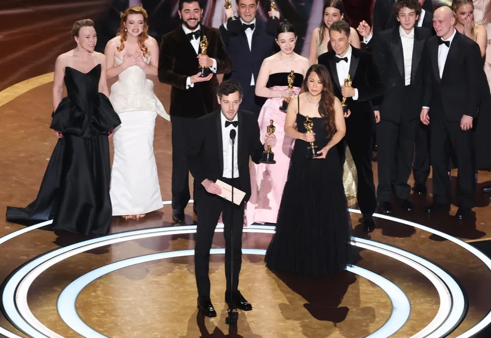 Pemain 'Anora' saat terima penghargaan Best Pictures (Foto: Getty Images)
