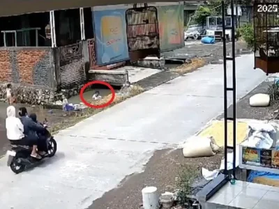 REKAMAN CCVT: Detik-detik balita tenggelam di parit saat bermain. Foto ; X