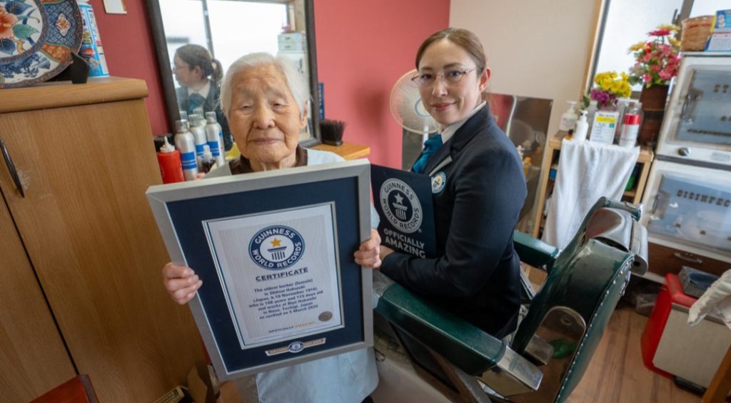 Shitsui Hakoishi saat menerima penghargaan dari Guinness World Records (Foto: Dok. Guinness World Records)