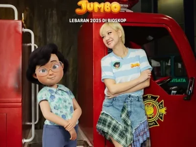 BCL bersama dengan karakter yang diperankannya di film Jumbo (Foto: Instagram/jumbofilm_id)