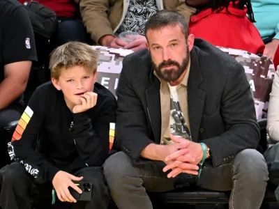Ben Affleck meringis melihat harga sepatu yang diinginkan Samuel (Foto: Getty Images)