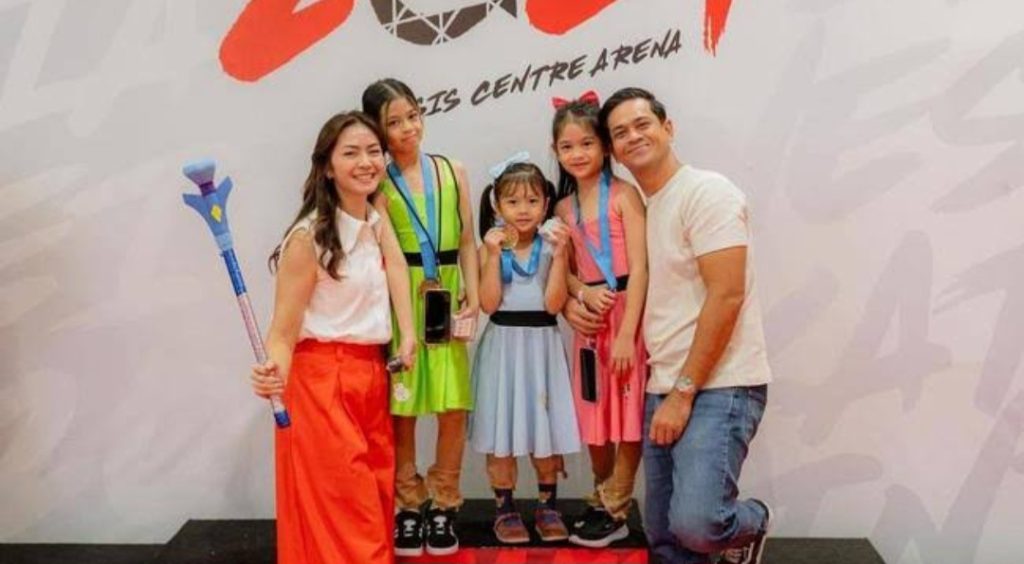 Ketiga anak Surya Insomnia dapat juara 1 lomba ice skating(Foto: Instagram/suryainsomnia)