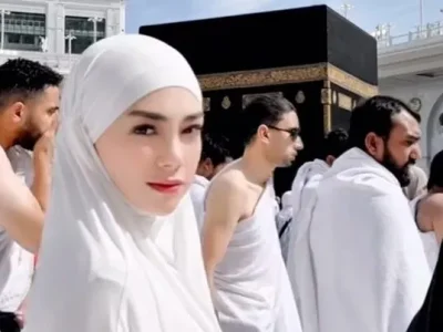 Celine Evangelista menjalani ibadah umrah perdana setelah mualaf. Foto : Instagram/celine_evangelista