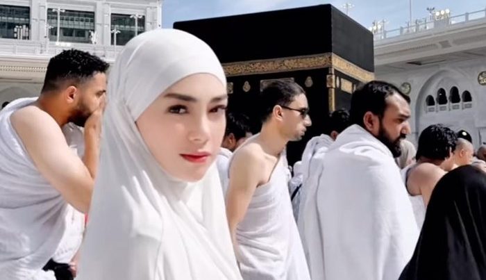 Celine Evangelista menjalani ibadah umrah perdana setelah mualaf. Foto : Instagram/celine_evangelista