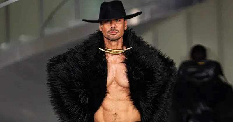 Chicco Jerikho Pamer Dada dan Pakai High Heels di Catwalk