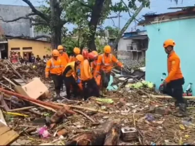 Proses evakuasi ibu dan anak yang tewas dalam kondisi berpelukan saat banjir Sukabumi. (Foto: Instagram/sukabumi_satu)