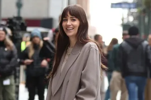 Syuting Film ‘Verity’, Dakota Johnson Berlumuran Darah