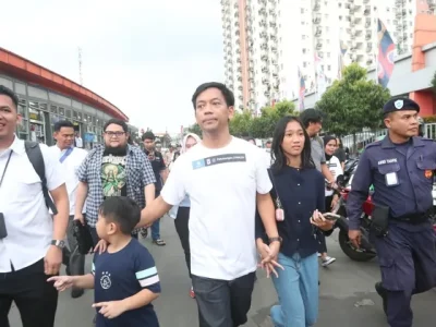 Rian D’MASIV (tengah, kaos putih) saat acara peresmian Halte Petukangan D’MASIV (Foto: Dok. Reza)