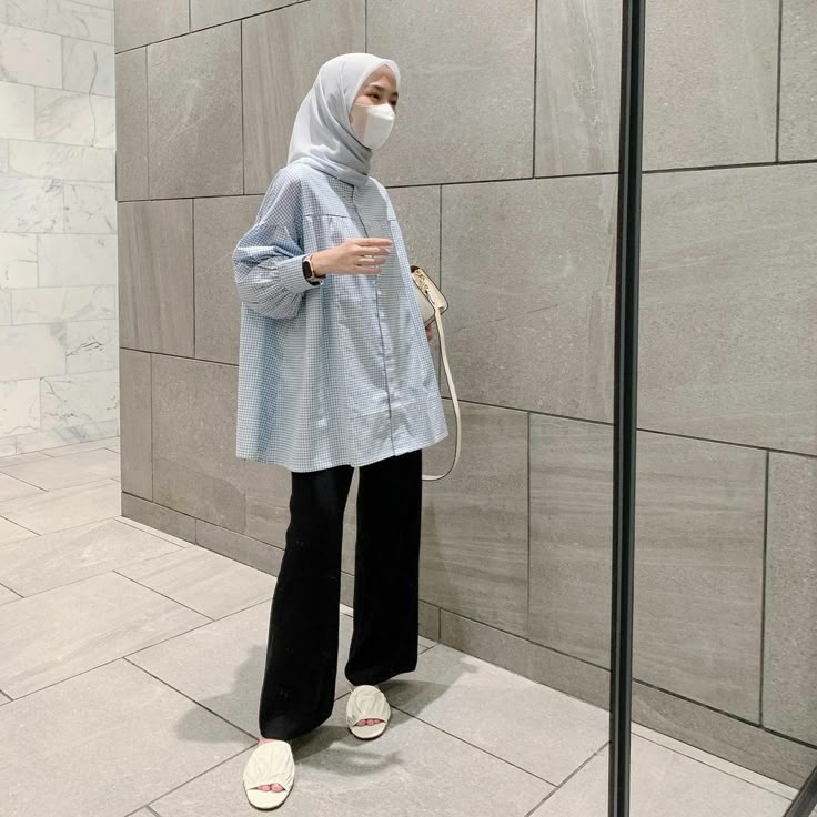 Inspirasi outfit bukber mengenakan kemeja oversized. Foto: Dok. Pinterest