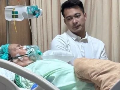 Eza Gionino saat temani ibunya, Ruch Gaya di rumah sakit (Foto: YouTube/SCTV)