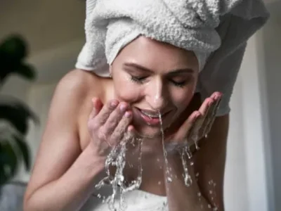 Ilustrasi cuci muka dengan air garam. (Foto: iStock)