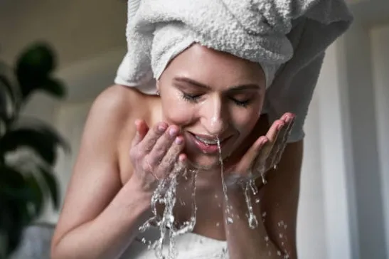Fakta Cuci Muka dengan Air Garam, Bikin Kulit Bersih dan Glowing?