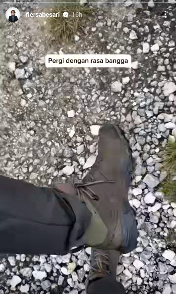 Sepatu hadiah dari istri dan anak (Foto: Instagram/fiersabesari)