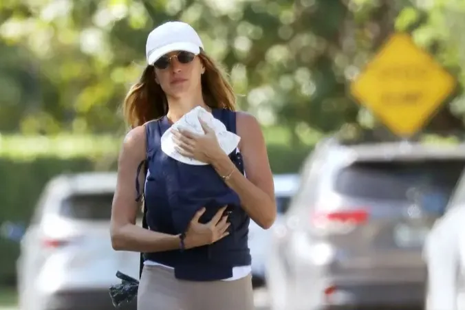 Gendong Bayi, Gisele Bundchen Tampil Perdana Usai Lahiran
