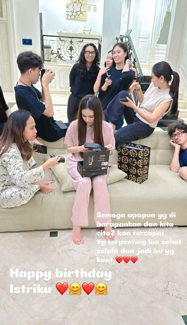 Buka kado (Foto: Instagram/rizkyfbian)