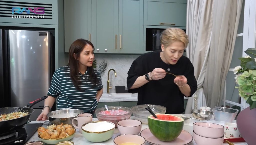 Jackson Wang mencoba sup buah buatannya bersama Nagita Slavina (Foto: YouTube/Rans Entertainment)