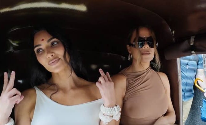 Kim dan Khloe naik bajaj India (Foto: The Kardashians)