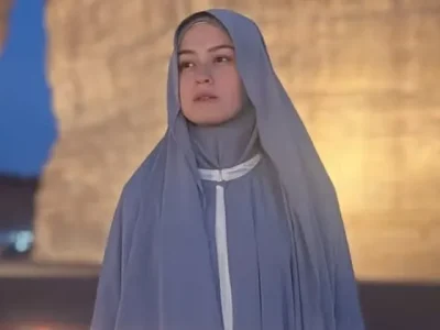 Kimberly Ryder saat umrah (Foto: Instagram/kimberlyreyder)