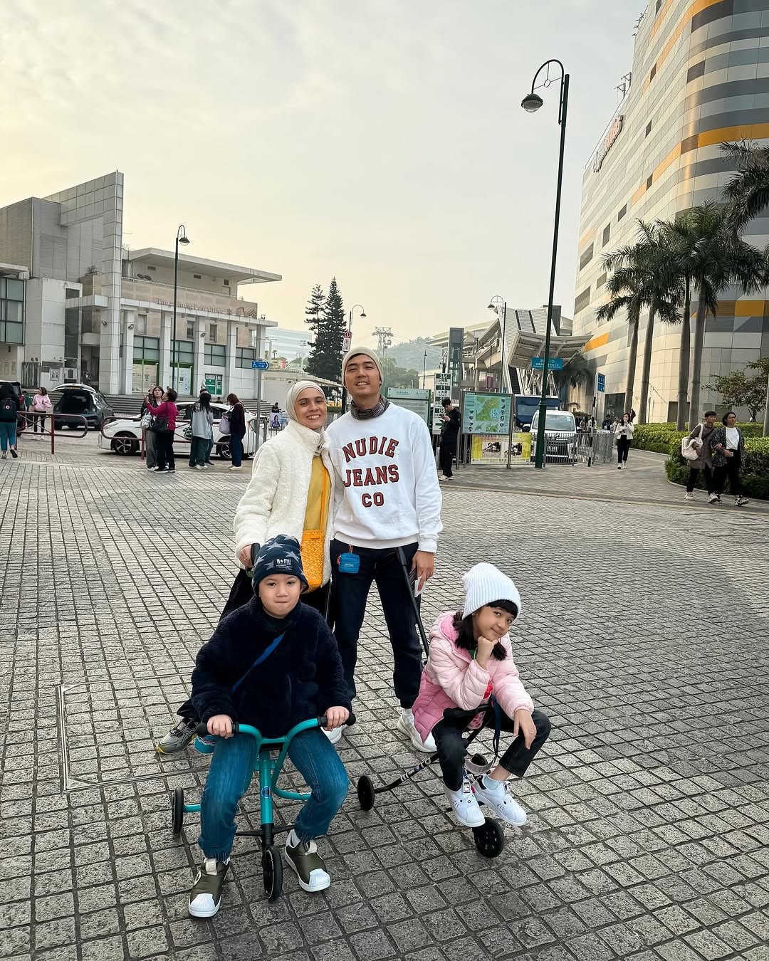 Gina dan Kinos bersama anak-anak (Foto: Instagram/missnyctagina)