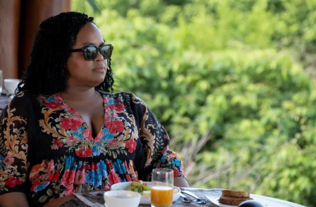 Kacamata hitam Belinda memudahkannya mengawasi pengunjung The White Lotus (Foto: Dok. HBO)