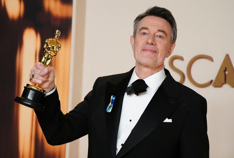 Peter Straughan menang Best Adapted Screenplay untuk 'Conclave' (Foto: AP)