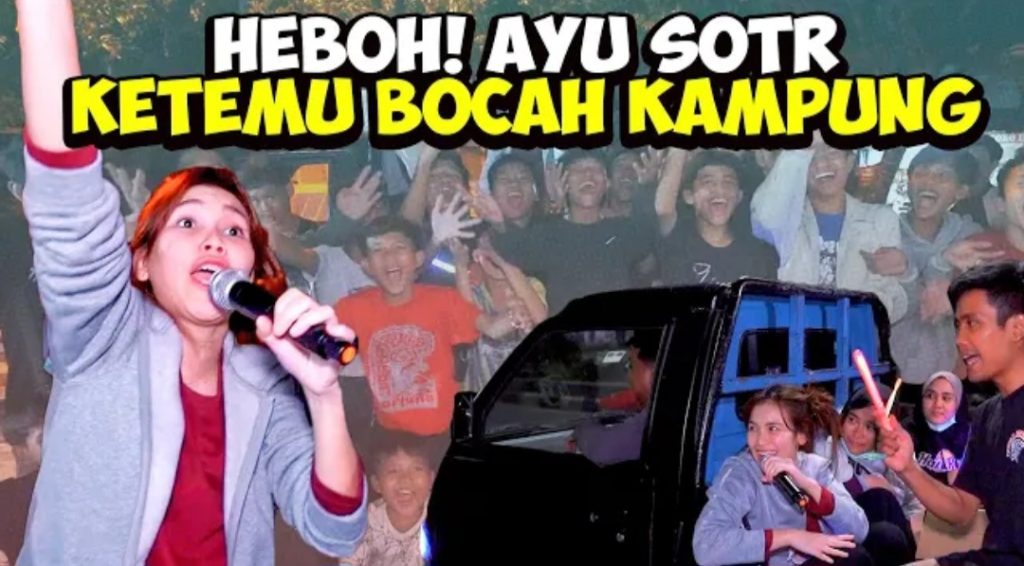 Ayu Ting Ting bangunkan warga dengan berkeliling (Foto: YouTube/Qiss You TV)