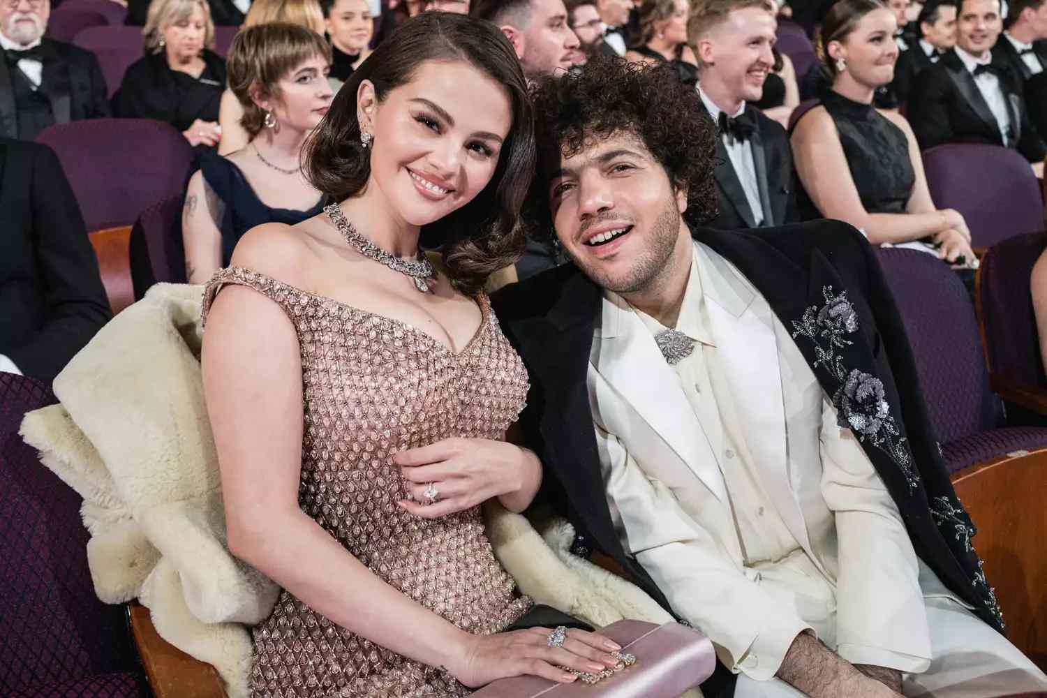 Selena Gomez dan Benny Blanco. Foto : JOHN SHEARER/OSCAR KE-97/THE ACADEMY VIA GETTY
