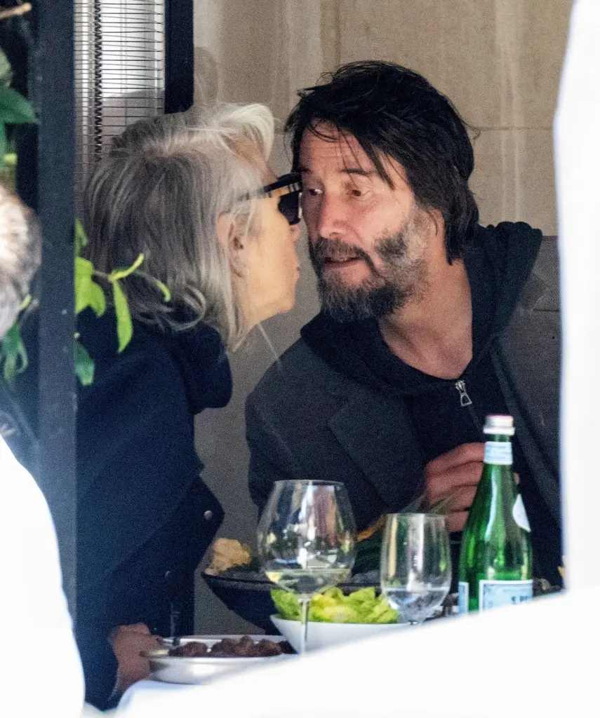 Keanu Reeves dan Alexandra Grant berciuman. Foto : Istimewa